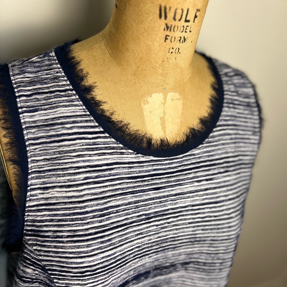 Anthropologie women’s navy & white sleeveless top with fringe detail xl